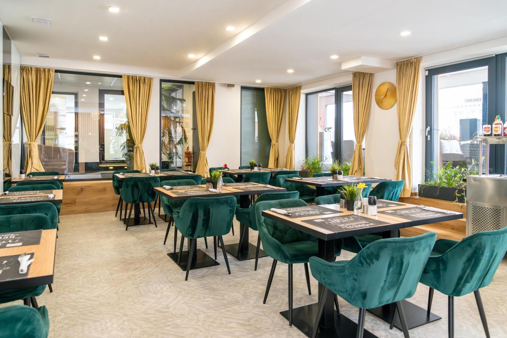 Hotel Plzen Luaran gambar